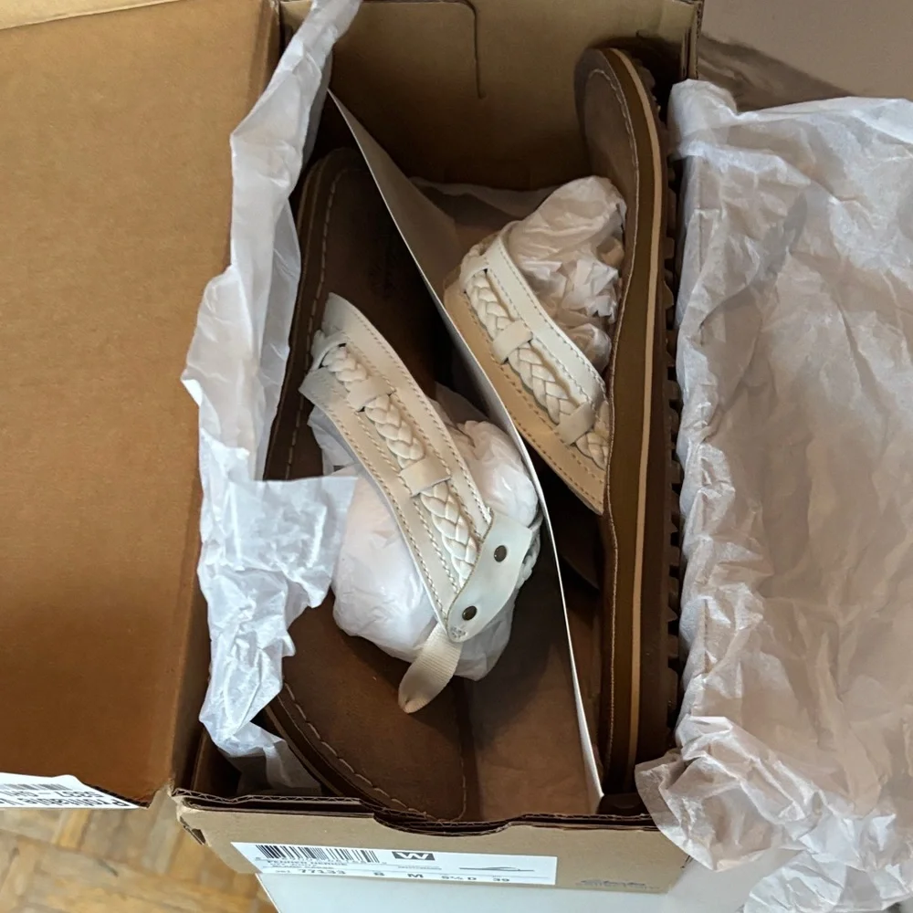 Clarks Off White Thong Sandals - Picture 7 of 7